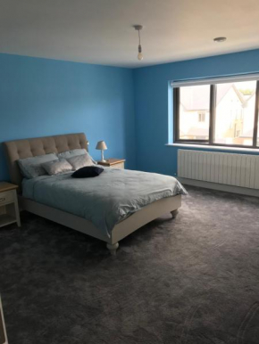 1 luxurious room in family home